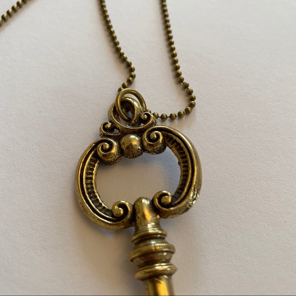 Antique brass key necklace with long chain - Picture 3 of 12